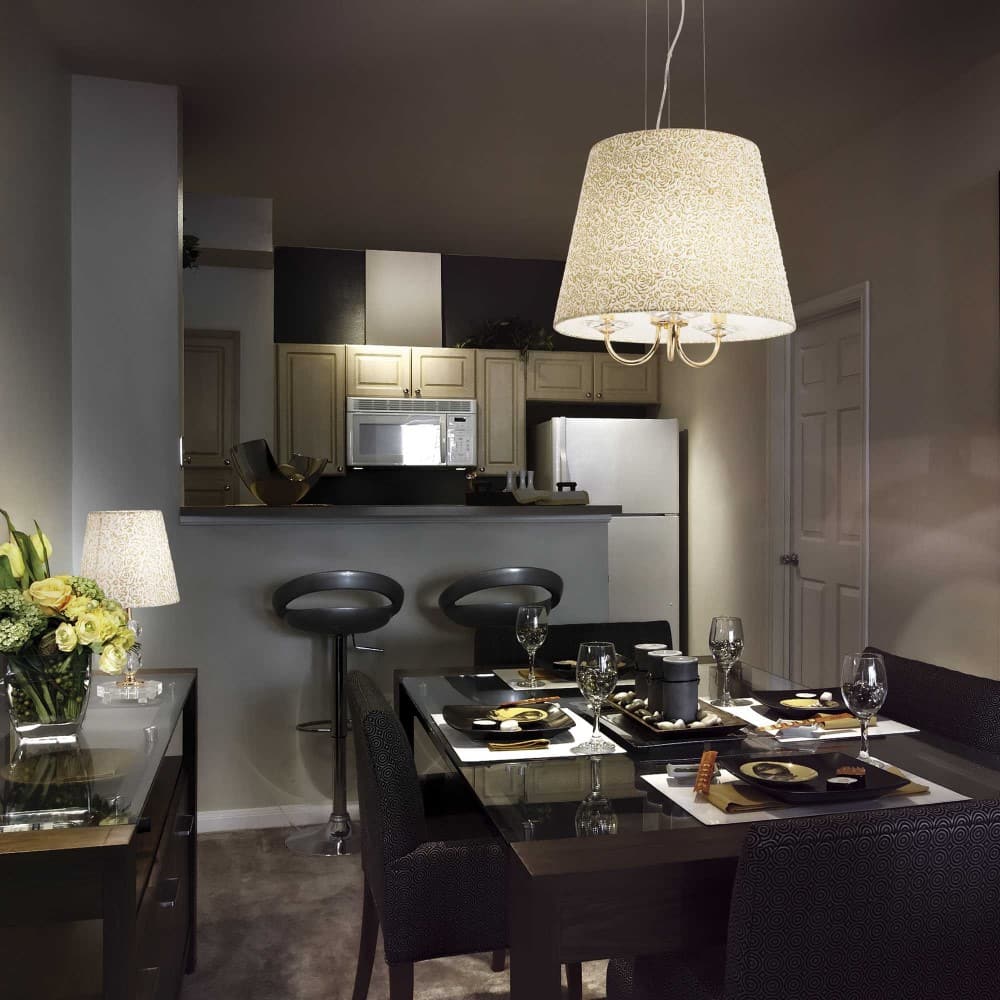 Queen Table Lamp